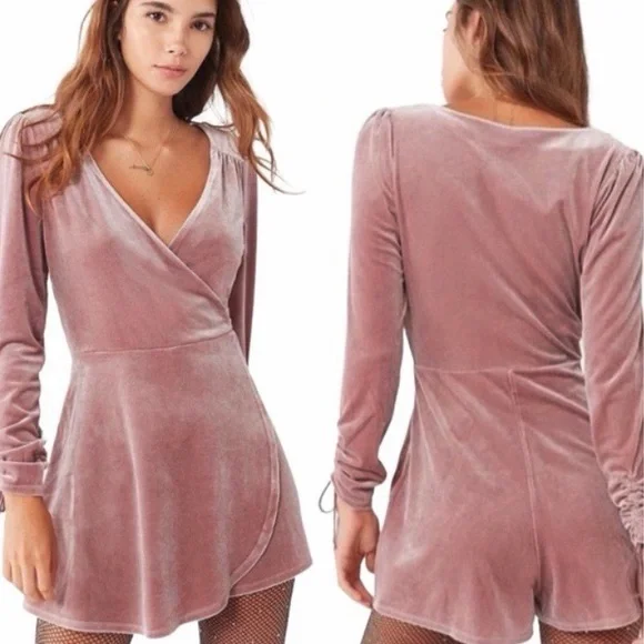 Urban Outfitters blush mauve Goldmine Velvet Surplice Romper Women’s sz S - Picture 1 of 10
